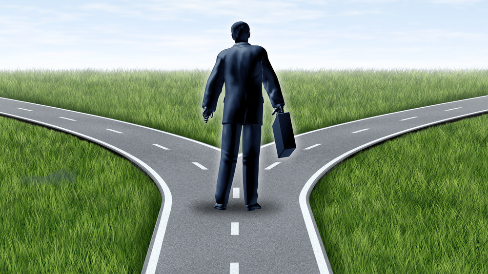 How To Choose Between A Regular MBA Program And An HR Specialization Program